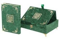 Beyza Serisi Kadife Kaplamalı Ahşap Plaket Kutu + Orta Boy Arapça Kadife Kuran + Taşıma Çantası Hediye Seti Koyu Yeşil 90303 - Furkan Neşriyat