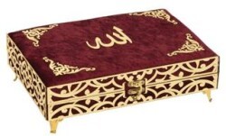 İkra Serisi Kadife Kaplamalı Ahşap Plaket Kut Çanta Boy Bilgisayar Hatlı Arapça Kadife Kuran-ı Kerim + Namaz Başörtüsü + Cam İnci Tesbih + Taşıma Çantası Hediye Seti Bordo 90260 - Furkan Neşriyat
