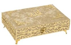 İkra Serisi Kadife Kaplamalı Ahşap Plaket Kut Çanta Boy Bilgisayar Hatlı Arapça Kadife Kuran-ı Kerim + Namaz Başörtüsü + Cam İnci Tesbih + Taşıma Çantası Hediye Seti Gold 90256 - Furkan Neşriyat