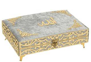 İkra Serisi Kadife Kaplamalı Ahşap Plaket Kut Çanta Boy Bilgisayar Hatlı Arapça Kadife Kuran-ı Kerim + Namaz Başörtüsü + Cam İnci Tesbih + Taşıma Çantası Hediye Seti Gümüş 90255 - 1