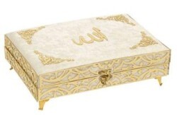 İkra Serisi Kadife Kaplamalı Ahşap Plaket Kut Çanta Boy Bilgisayar Hatlı Arapça Kadife Kuran-ı Kerim + Namaz Başörtüsü + Cam İnci Tesbih + Taşıma Çantası Hediye Seti Krem 90253 - Furkan Neşriyat