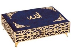 İkra Serisi Kadife Kaplamalı Ahşap Plaket Kut Çanta Boy Bilgisayar Hatlı Arapça Kadife Kuran-ı Kerim + Namaz Başörtüsü + Cam İnci Tesbih + Taşıma Çantası Hediye Seti Lacivert 90257 - Furkan Neşriyat