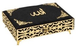 İkra Serisi Kadife Kaplamalı Ahşap Plaket Kut Çanta Boy Bilgisayar Hatlı Arapça Kadife Kuran-ı Kerim + Namaz Başörtüsü + Cam İnci Tesbih + Taşıma Çantası Hediye Seti Siyah 90258 - Furkan Neşriyat