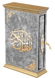 Taç Serisi Kadife Kaplamalı Ahşap Muhafazalı Kutu + Orta Boy Arapça Kadife Kuran + Taşıma Çantası Hediye Seti Gümüş 90243 - Furkan Neşriyat