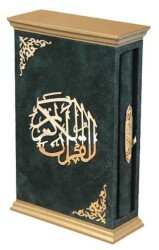 Taç Serisi Kadife Kaplamalı Ahşap Muhafazalı Kutu + Orta Boy Arapça Kadife Kuran + Taşıma Çantası Hediye Seti Yeşil 90242 - Furkan Neşriyat