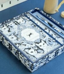 Victoria Journals 125-2157 Kutulu Set Sert Kapak Defter A5 100 Gr Ivory Çizgili Lastikli Ve Metal Gö - Victoria Journals