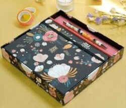 Victoria Journals 125-2158 Kutulu Set Sert Kapak Defter A5 100 Gr Ivory Çizgili Lastikli Ve Metal Gö - Victoria Journals